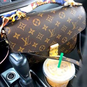 Louis Vuitton pouchette metis